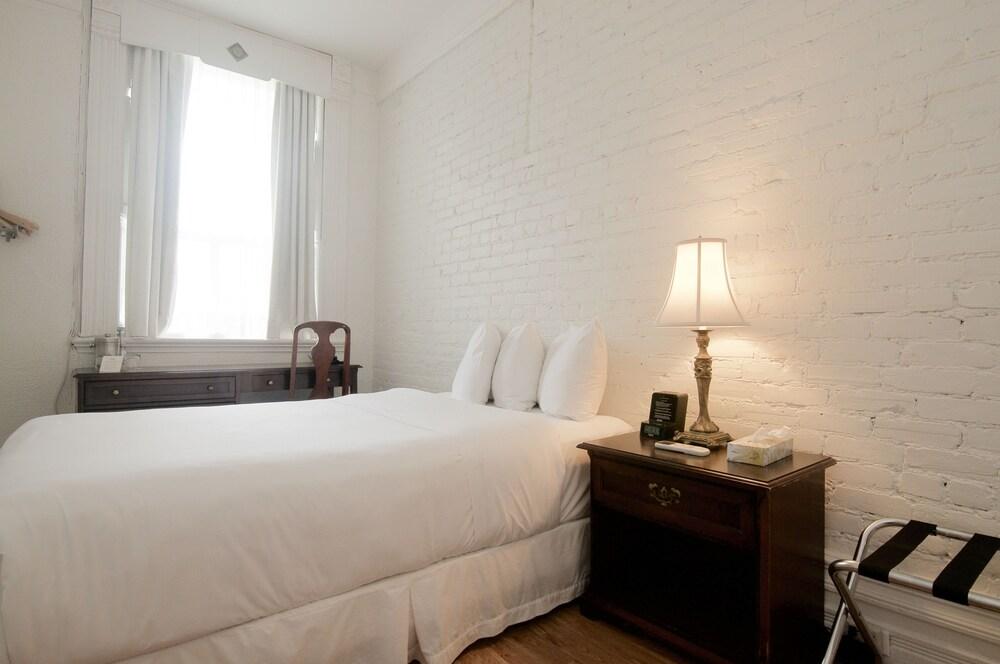 Ambrose House & Cafe - Self Check-In Guesthouse Монреаль Экстерьер фото