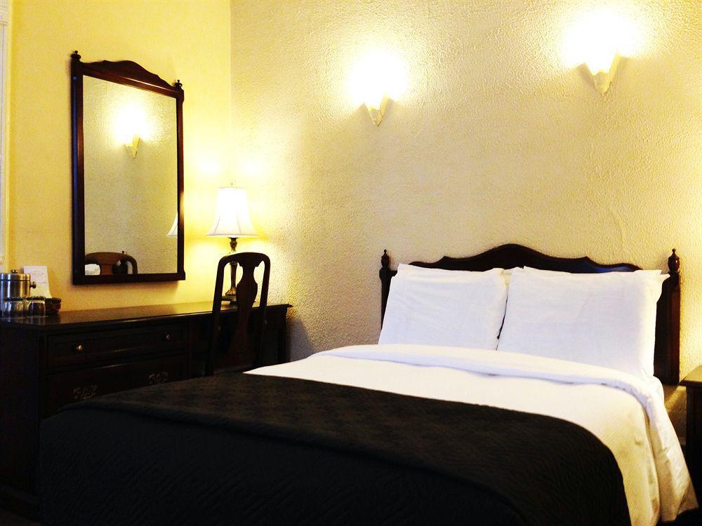 Ambrose House & Cafe - Self Check-In Guesthouse Монреаль Экстерьер фото