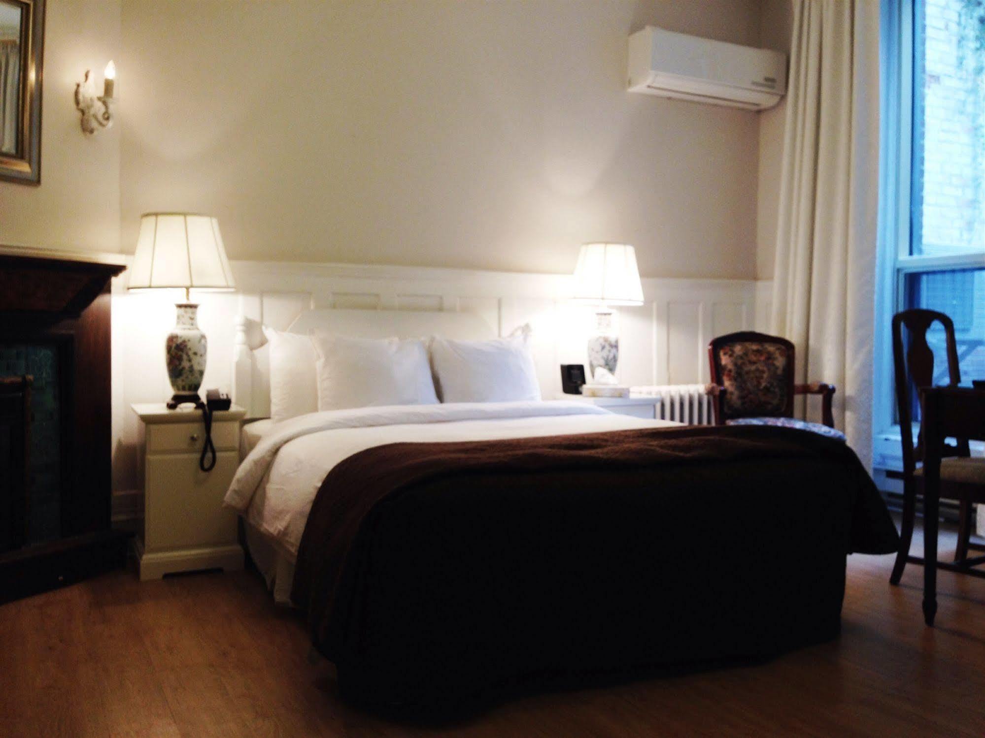 Ambrose House & Cafe - Self Check-In Guesthouse Монреаль Экстерьер фото