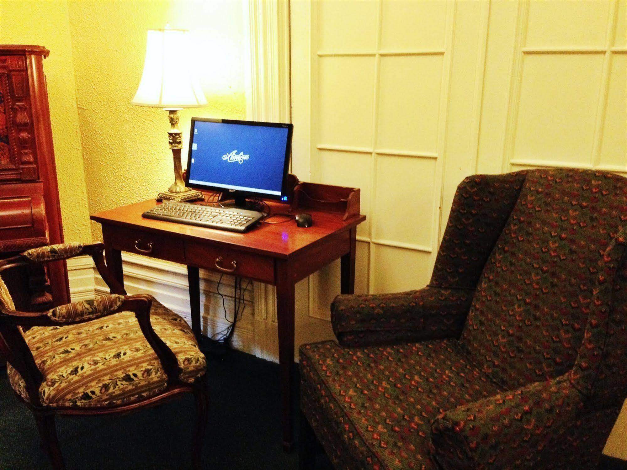 Ambrose House & Cafe - Self Check-In Guesthouse Монреаль Экстерьер фото