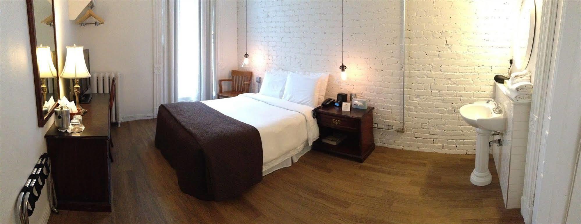 Ambrose House & Cafe - Self Check-In Guesthouse Монреаль Экстерьер фото