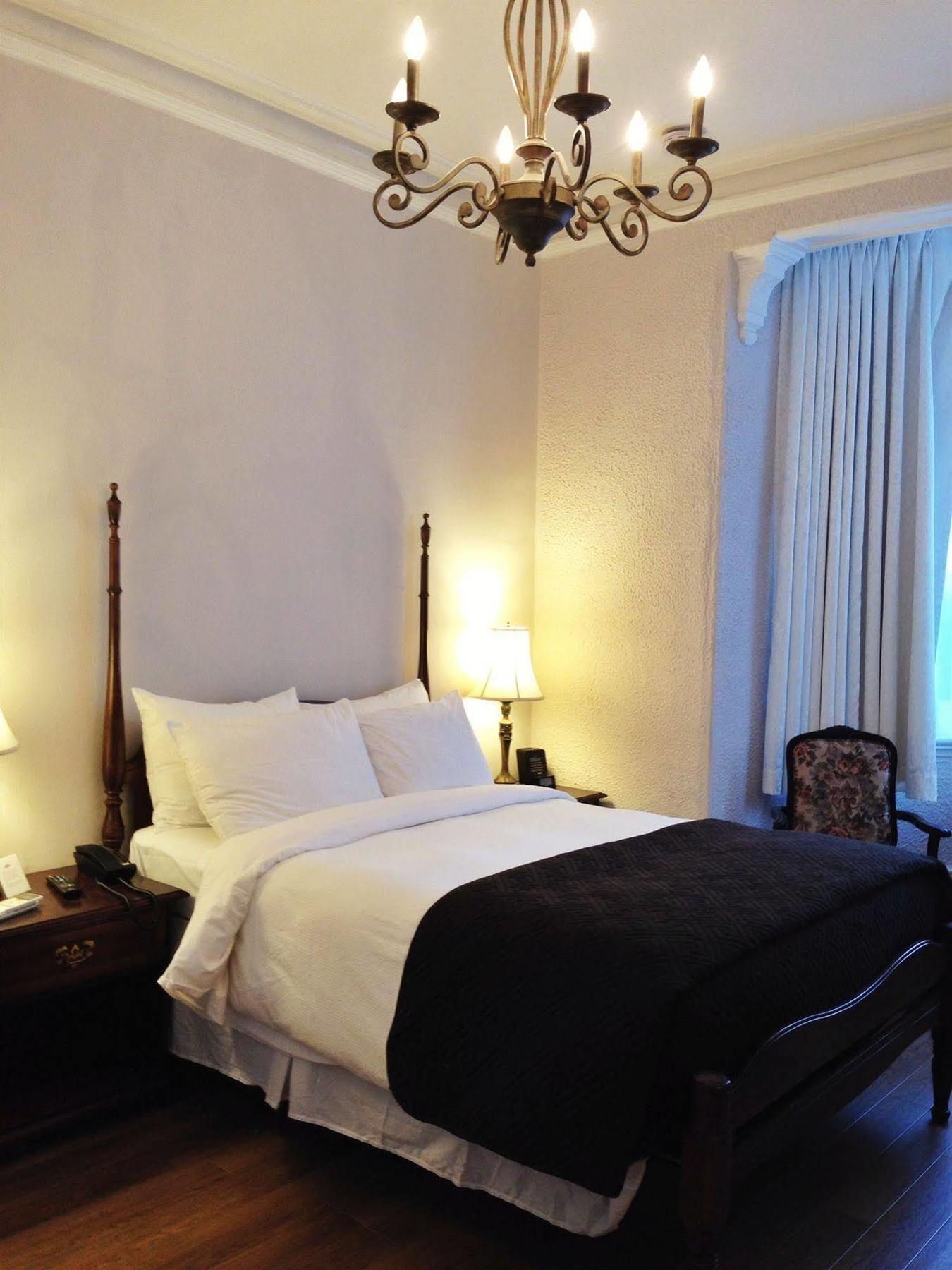 Ambrose House & Cafe - Self Check-In Guesthouse Монреаль Экстерьер фото